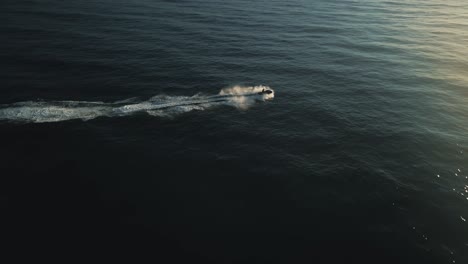 Jetskiers-Montando-En-El-Mar