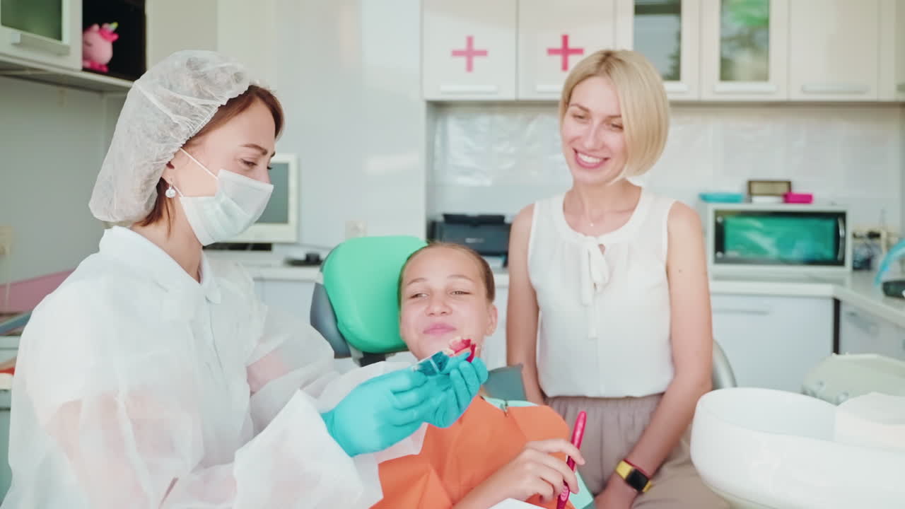 consulta dentária com um médico e uma criança