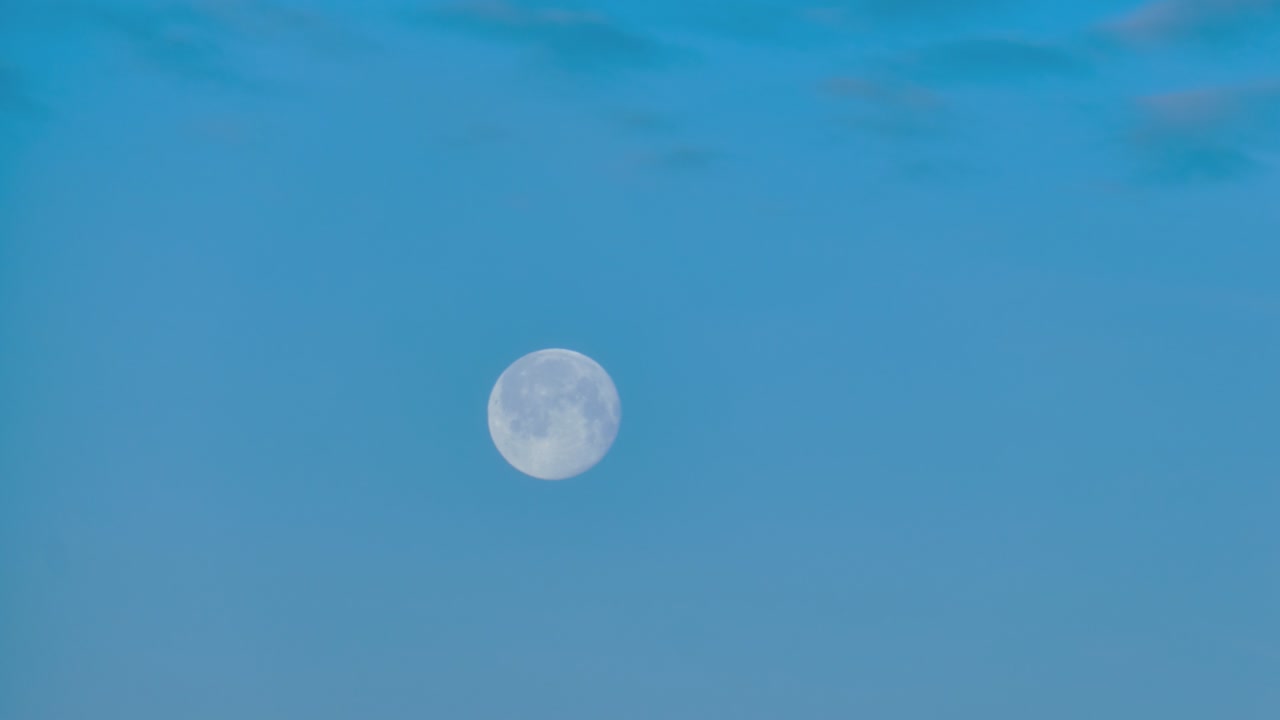 푸른 아침 하늘에서 큰 둥근 달, 타임스