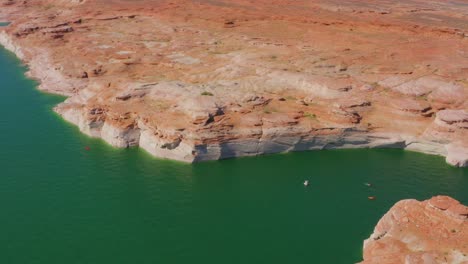 Imágenes-Aéreas-De-Drones-Del-Verano-En-El-Lago-Powell,-Página,-Arizona,-Estados-Unidos