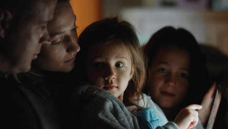 Familia-Usando-Tableta,-Madre-Y-Padre-Viendo-Entretenimiento-Con-Niños-En-Tecnología-De-Pantalla-Táctil-Disfrutando-Relajándose-Con-Los-Niños-Antes-De-Acostarse-4k