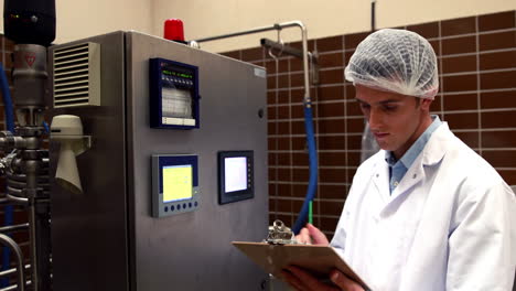 trabajador de la cervecería comprobando los barriles