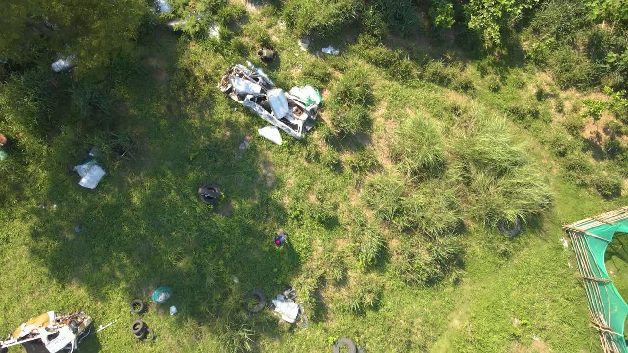 화창한 날 조감도 공중 드론을 통해 에어소프트 사격장을 가로질러 비행