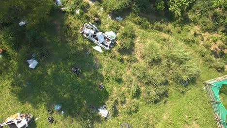 volando a través de campos de tiro de airsoft día soleado vista aérea drone
