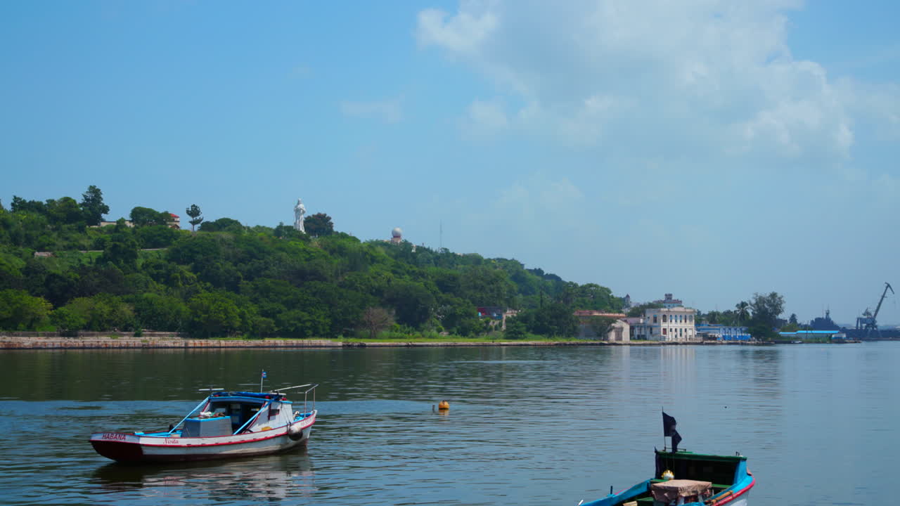 쿠바 하바나 만 에서 떠다니는 시 배