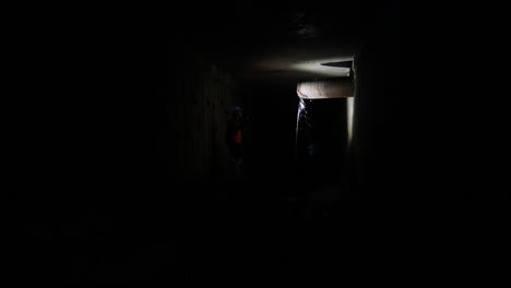 exploración de un túnel oscuro por la noche