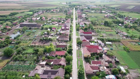 Drone-Ascendiendo-Sobre-El-Pueblo-Rural-Cenei-En-Rumania