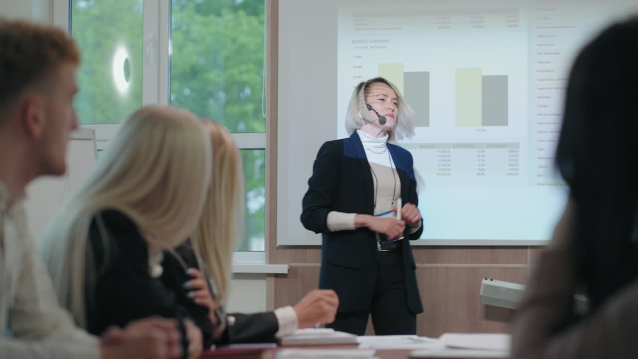 una mujer experta profesional en finanzas y negocios está impartiendo capacitación para especialistas y gerentes