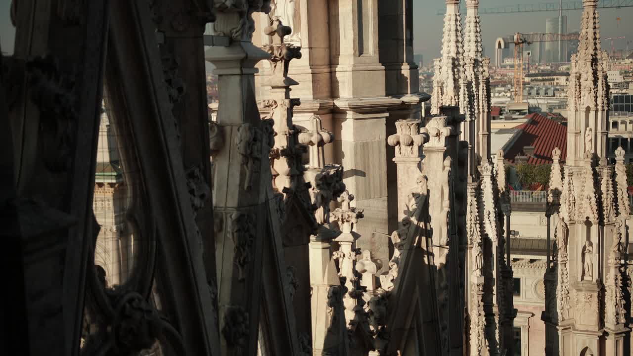 미란 대성당을 장식하는 성도와 순교자 조각품 (duomo di milano)
