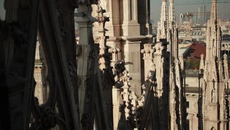 esculturas de santos y mártires que decoran la catedral de milán duomo de milán