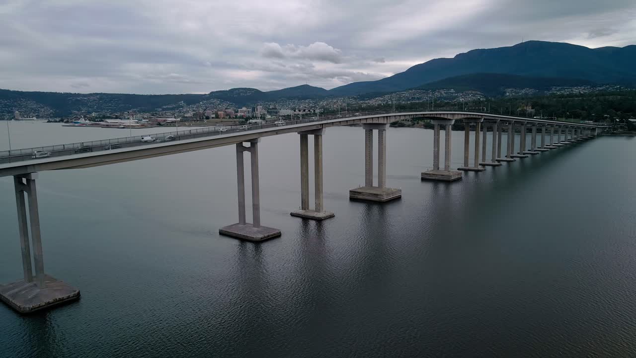 una fotografía aérea de un puente en tasmania, australia
