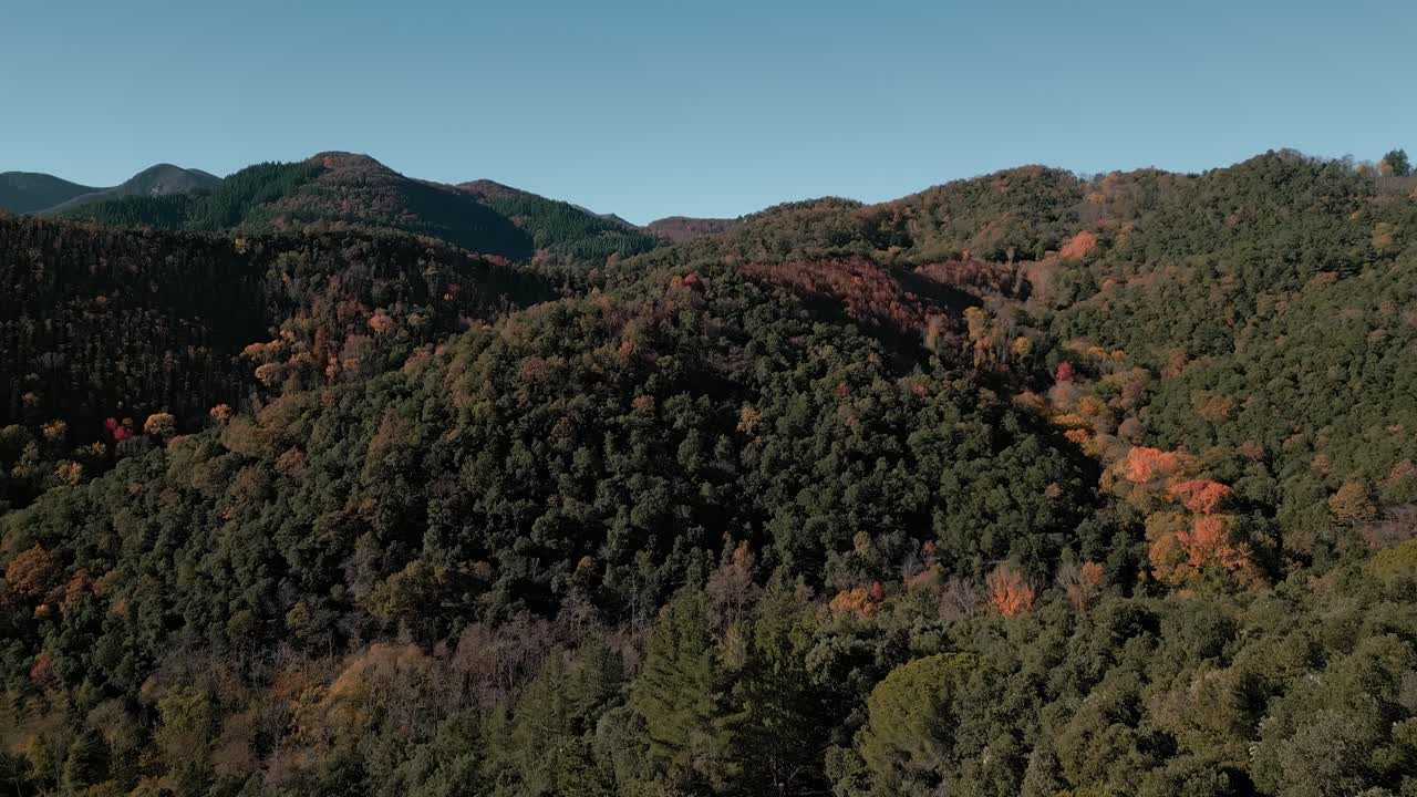 paisaje aéreo panorámico de la cordillera del montseny parque natural cielo en españa