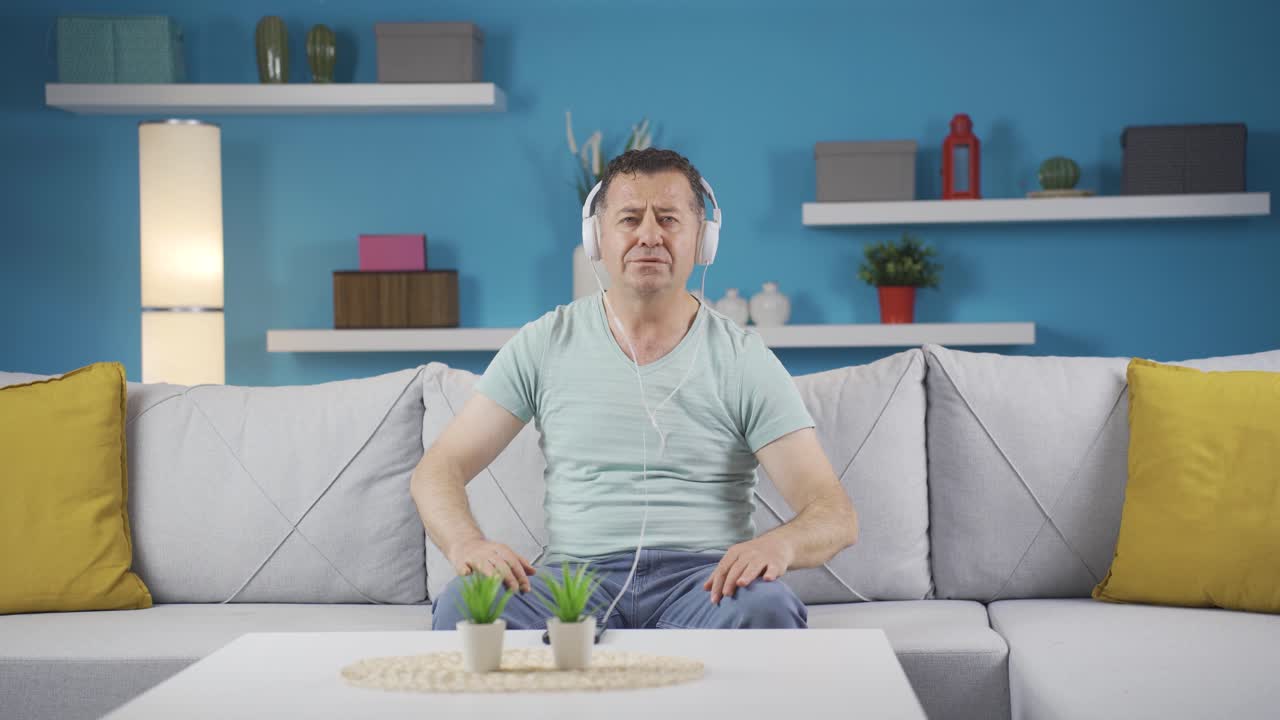 Uomo che ascolta musica con le cuffie è infelice e triste