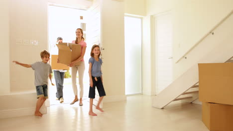 familia feliz mudándose a su nuevo hogar