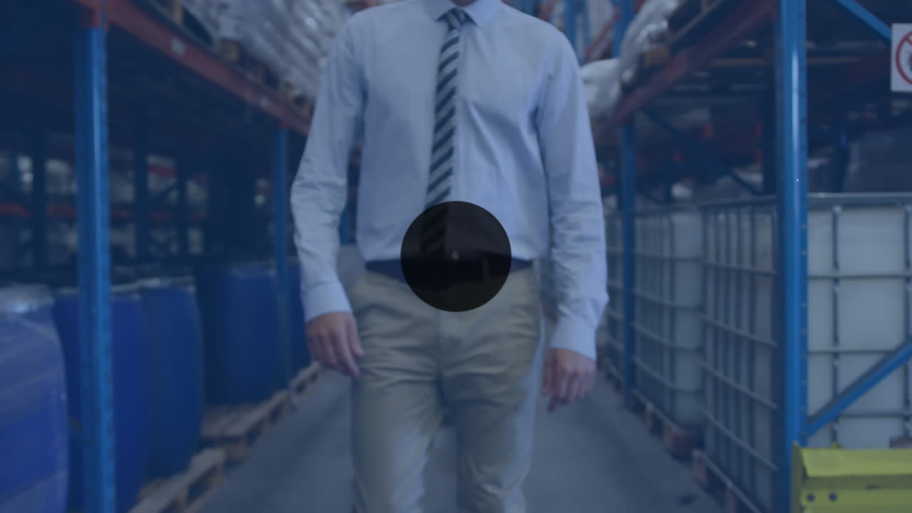 animación de la red de conexiones con iconos sobre empresario caucásico que trabaja en el almacén.