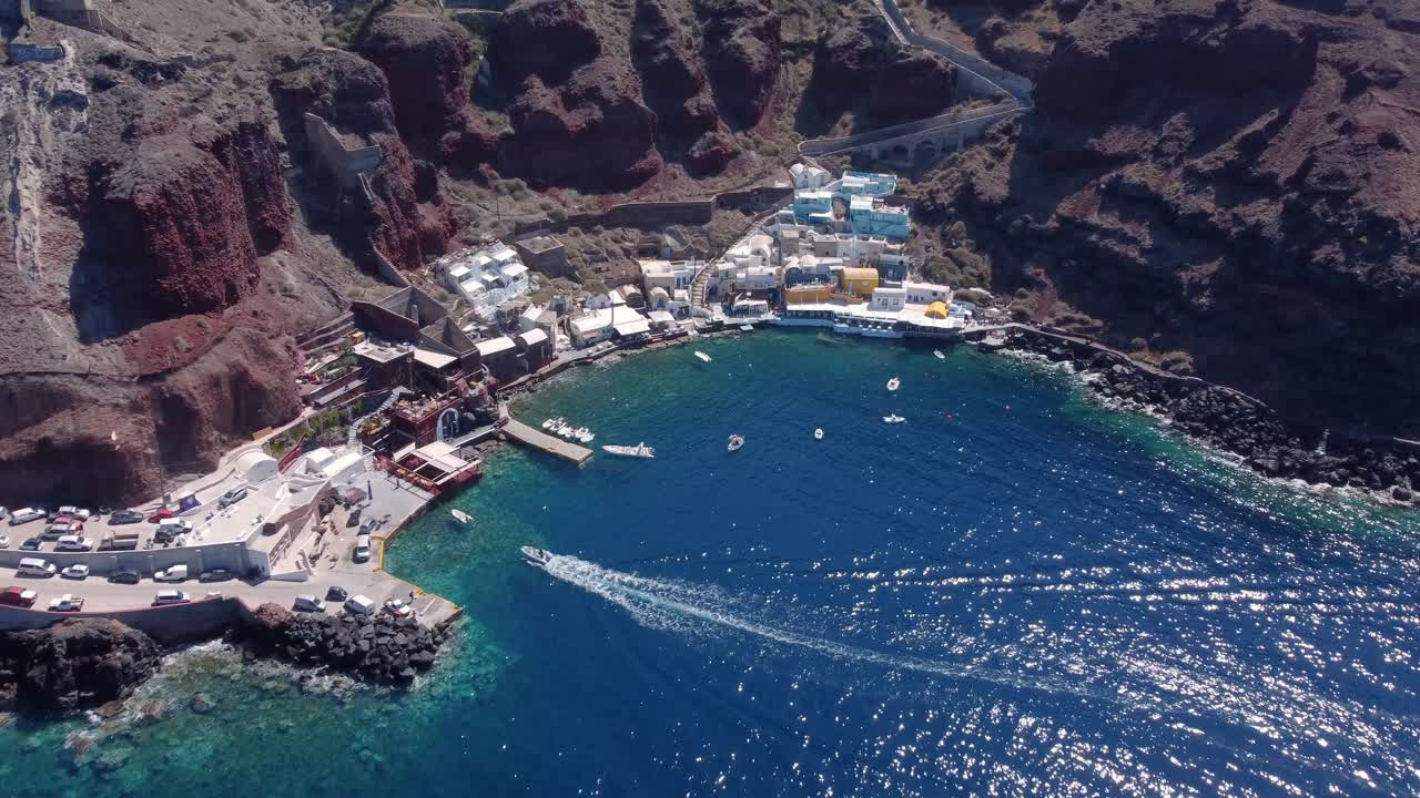 video aéreo de drones de la hermosa bahía de ammoudi debajo del pintoresco pueblo de oia, cícladas, grecia