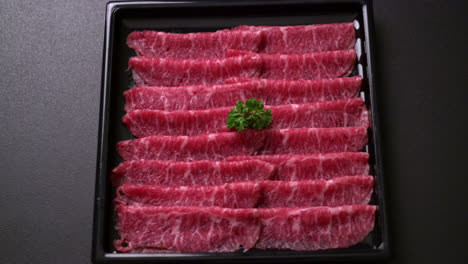 Frisches-Rindfleisch,-Roh-Geschnitten-Mit-Marmorierter-Textur,-Serviert-Für-Sukiyaki-Und-Shabu-Oder-Yakiniku