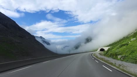 conducir un coche en una carretera en noruega