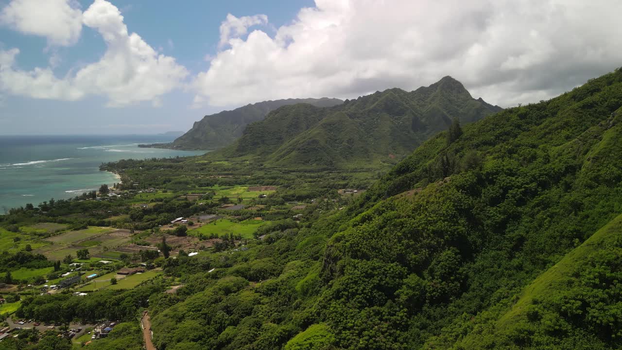 Sorvolando il crinale delle montagne sul versante orientale dell'isola di Oahu