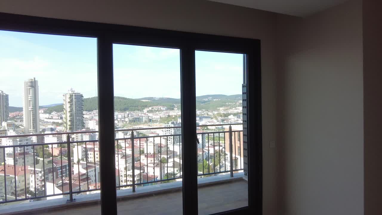 apartamento moderno con impresionante vista de la ciudad y balcón