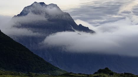 Dramatische-Wolken-über-Dem-Berg-Auf-Den-Lofoten,-Nordnorwegen