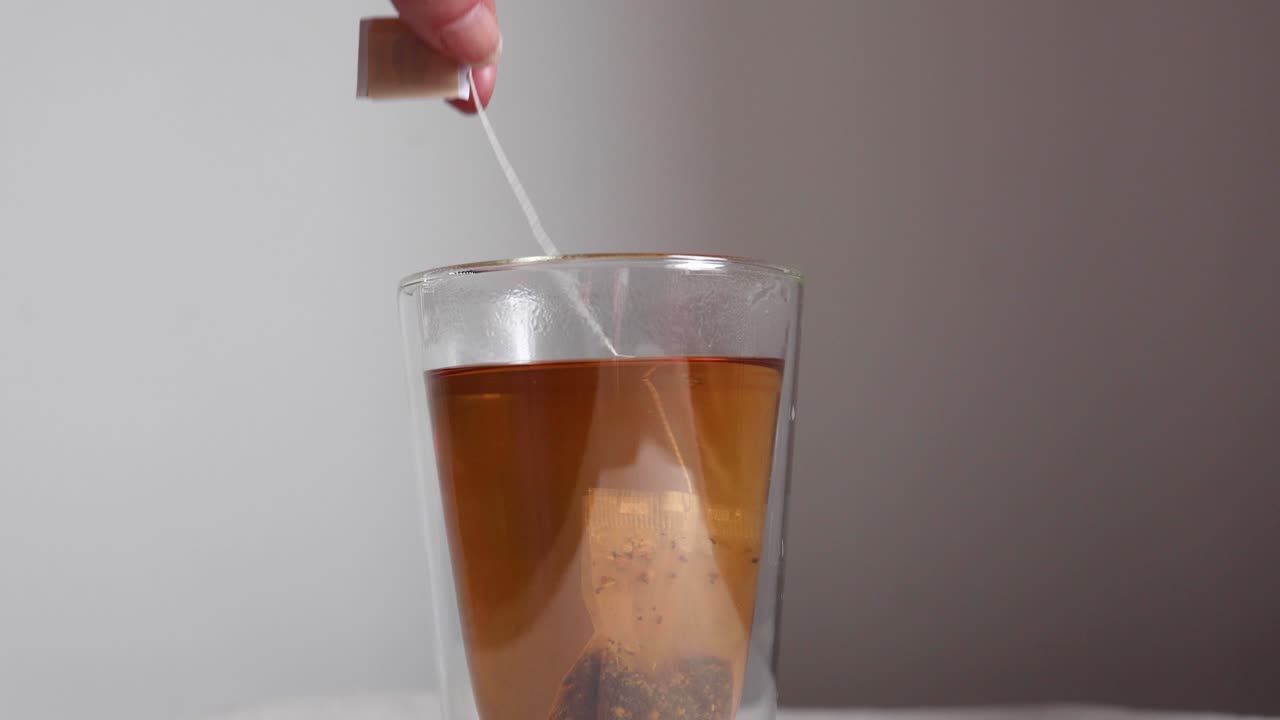 Video di una bustina di tè immersa nell'acqua calda.