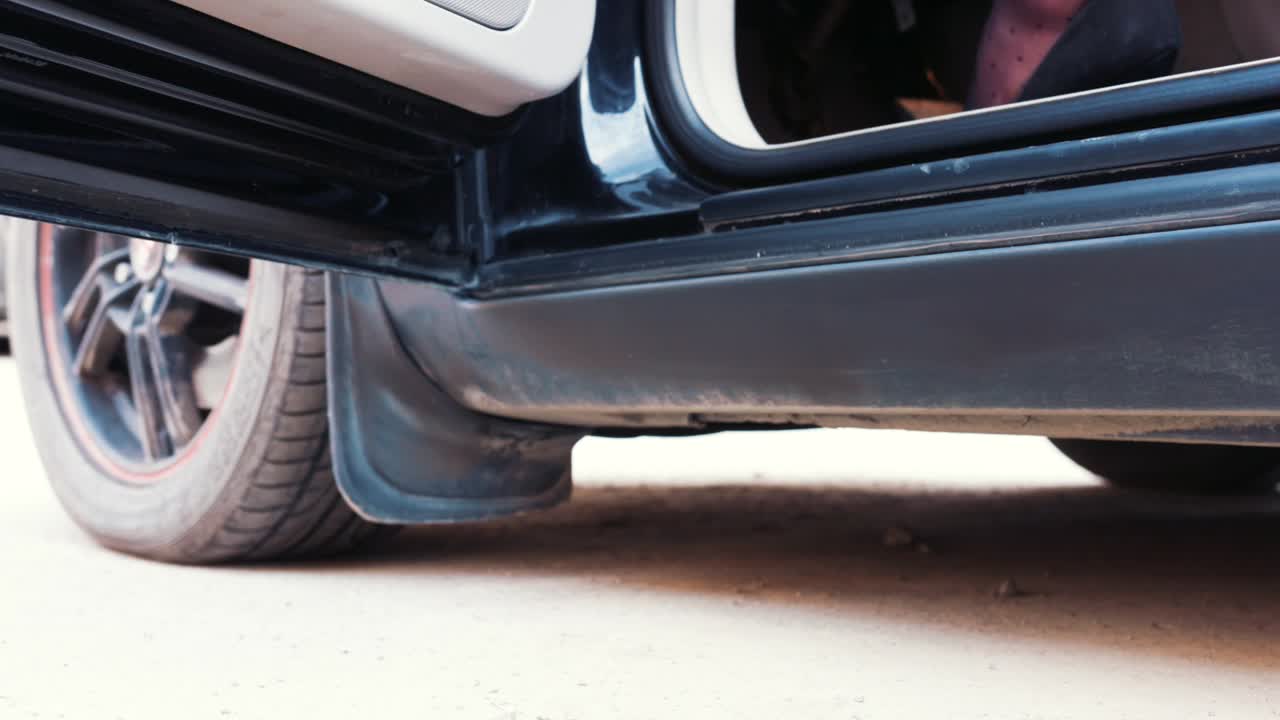 mujer saliendo del coche