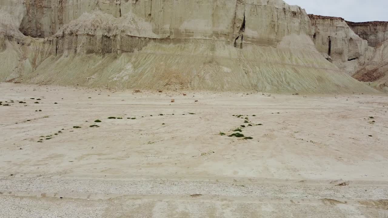montar camello como una de las actividades turísticas desierto costero en el país árabe de catar paisaje natural de erosión relieve acantilado de montaña en la playa mar clima el concepto de hospitalidad y turismo aventura