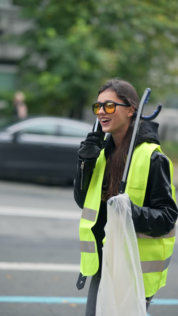 도시 거리에서 쓰레기를 청소하는 여자