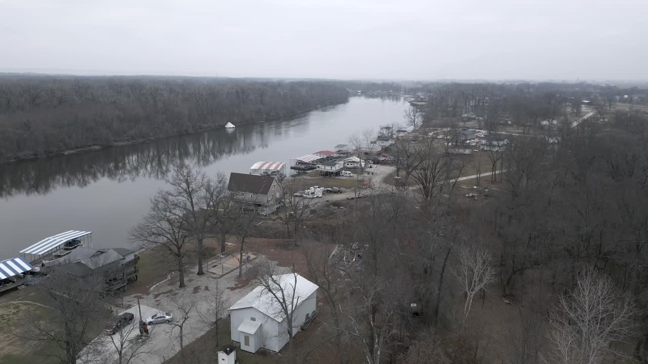 subiendo sobre el río en un bosque