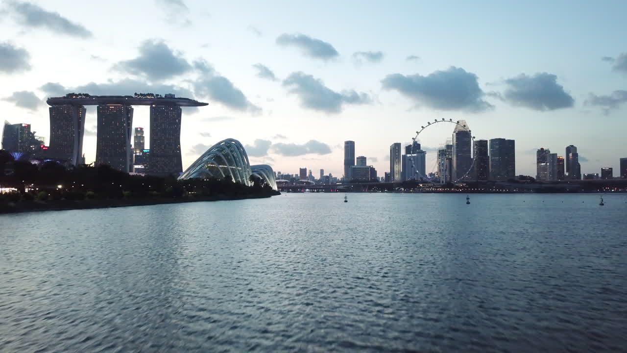 싱가포르 스카이 라인 해가 지는 마리나 베이 샌즈 (marina bay sands) - 포워드 포닝, 에어리얼 4k