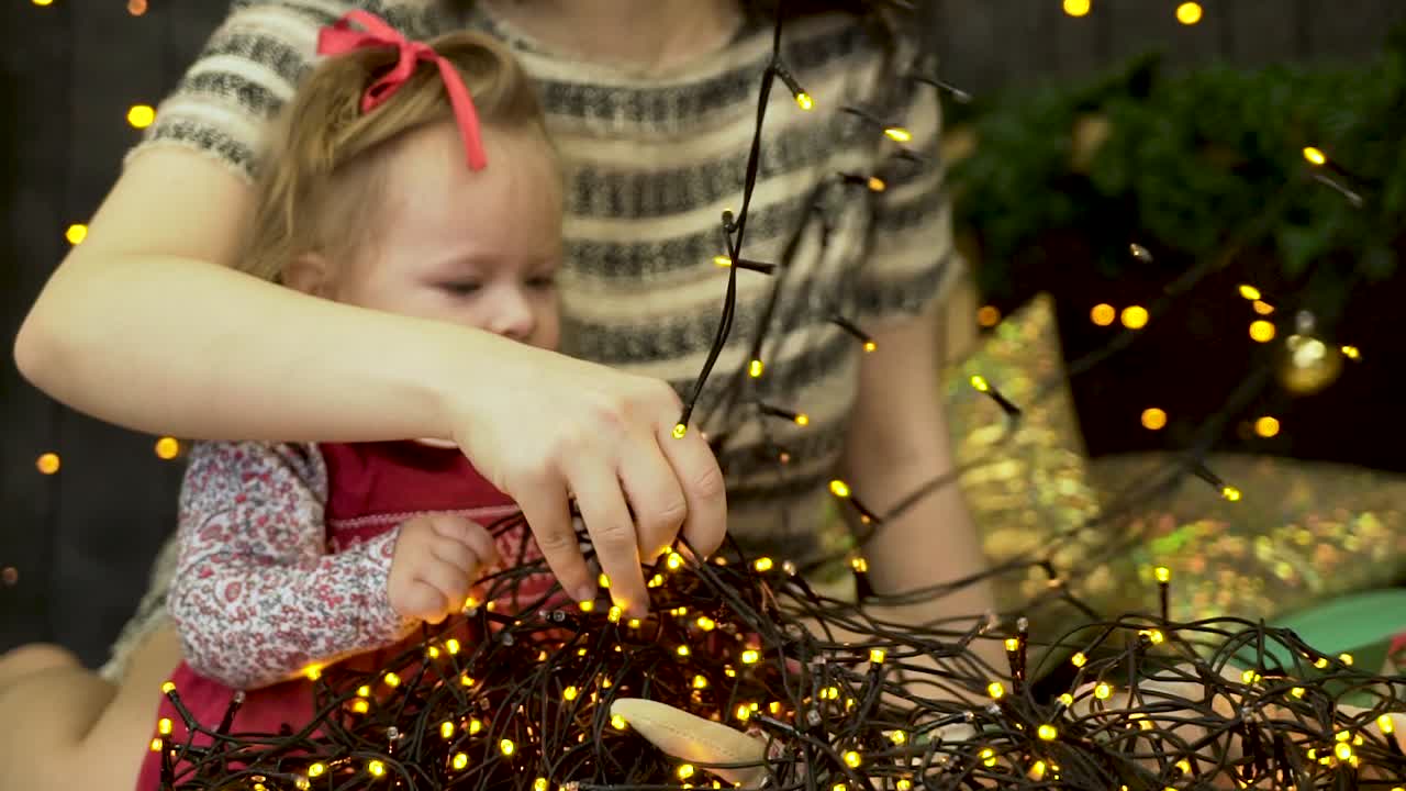 크리스마스 불빛으로 놀고 있는 어린 소녀