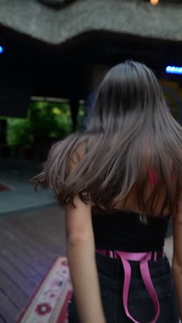 bailando en una fiesta al aire libre