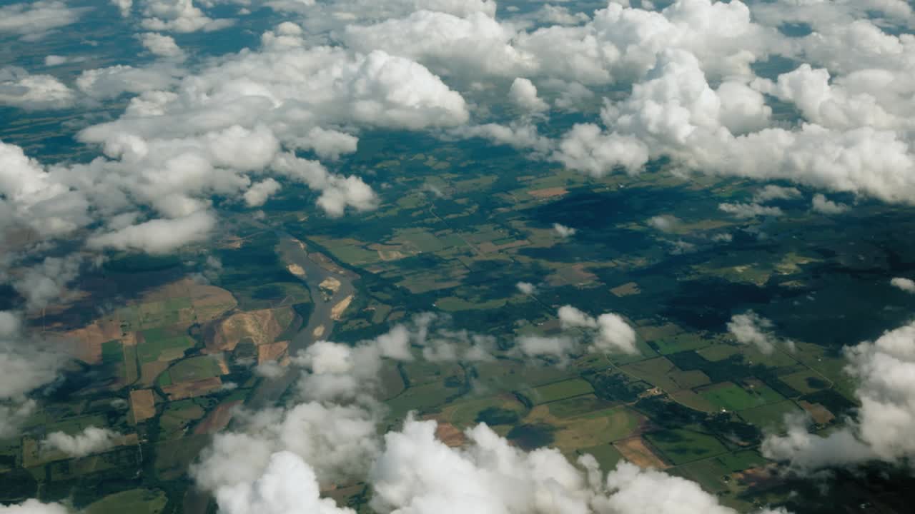 inclinarse hacia abajo desde el horizonte hacia el paisaje de abajo
