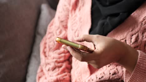 mujer usando el teléfono