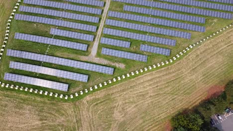 Vista-De-Pájaro-De-Los-Paneles-Solares-En-Una-Granja-Solar-De-área-Residencial