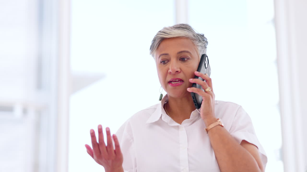 madura, mujer o llamada telefónica de negocios en la oficina