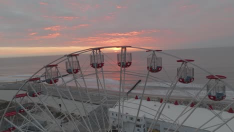 Riesenrad-Aussicht-Auf-Einen-Atemberaubenden-Sonnenaufgang-über-Dem-Meer