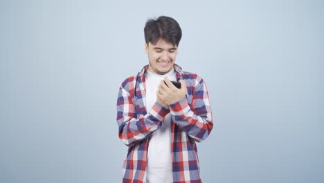 행복하게  ⁇ 드폰을 심장에 올리는 사람.