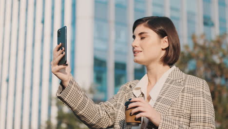 Stilvolle-Frau,-Die-Im-Freien-Ein-Smartphone-Benutzt.