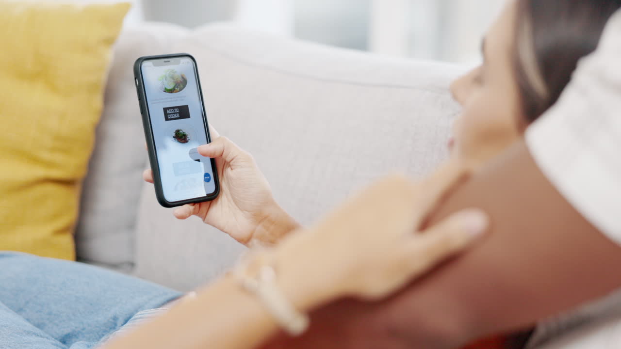 pareja, teléfono y compras en línea en el menú de alimentos