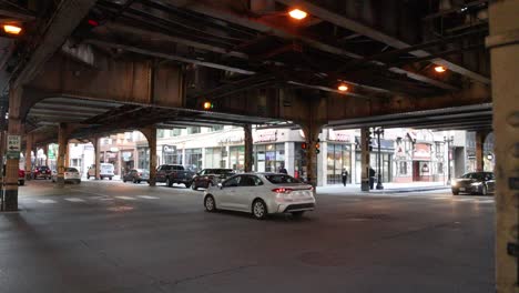 Under-The-Loop-En-Chicago,-Illinois-Con-Tráfico-Y-Video-Estable