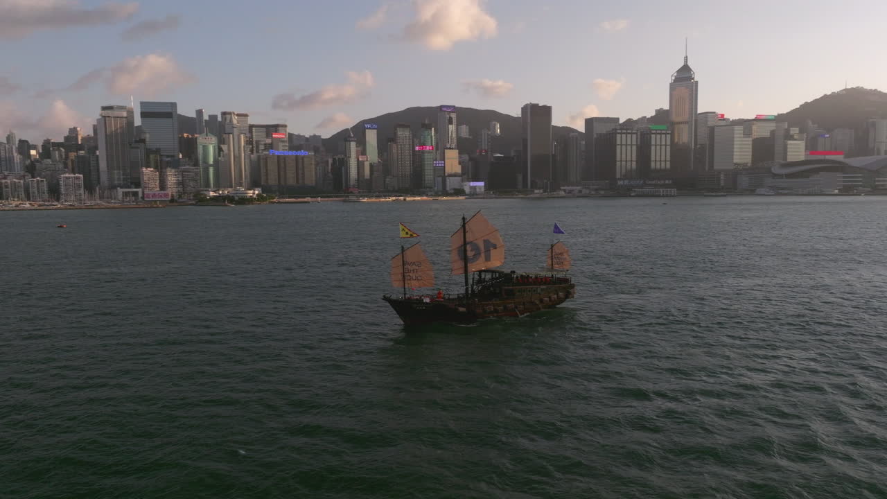 toma panorámica de drones de la réplica del bote chatarra aqua luna en el puerto de victoria