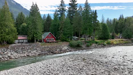 Vista-Aérea-De-Una-Cabina-De-Airbnb-Encaramada-En-El-Río-Skykomish