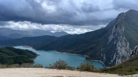 el embalse de bovilla y el lago bovilla bajo un cielo nublado, albania, europa