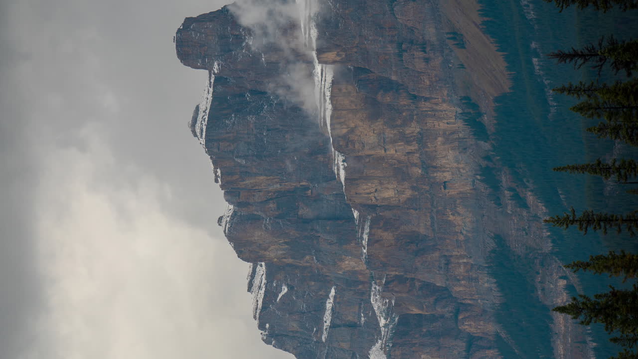 vertikal 4k time lapse, idyllisk landskab, skyer over bjergtoppen på en efterårsdag, jasper national park, canada