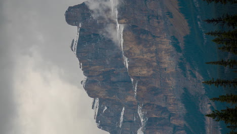 Lapso-De-Tiempo-Vertical-4k,-Paisaje-Idílico,-Nubes-Sobre-El-Pico-De-La-Montaña-En-El-Día-De-Otoño,-Parque-Nacional-Jasper,-Canadá