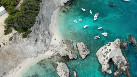 la captura de drones muestra el acantilado de la isla tremiti con vistas a las aguas turquesas del mar adriático, que están llenas de barcos y yates