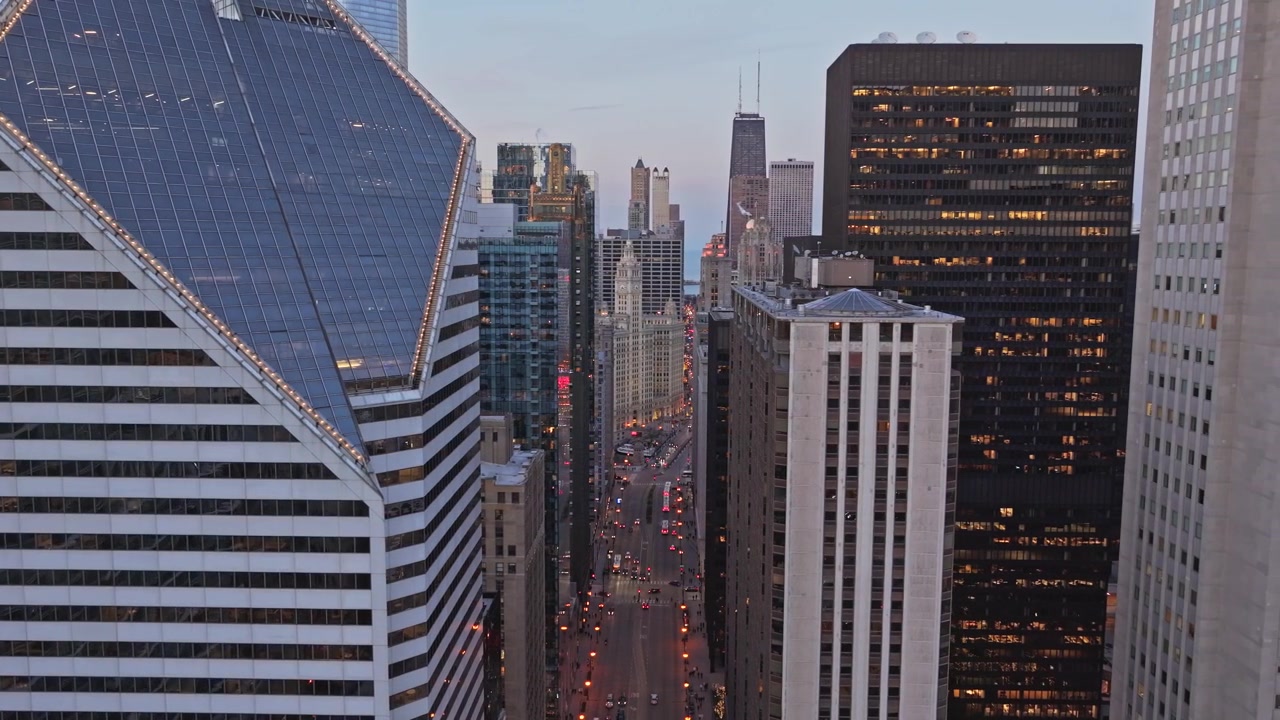 Vista aérea de drone em ângulo alto olhando para o norte pela Michigan Avenue no centro de Chicago, Illinois