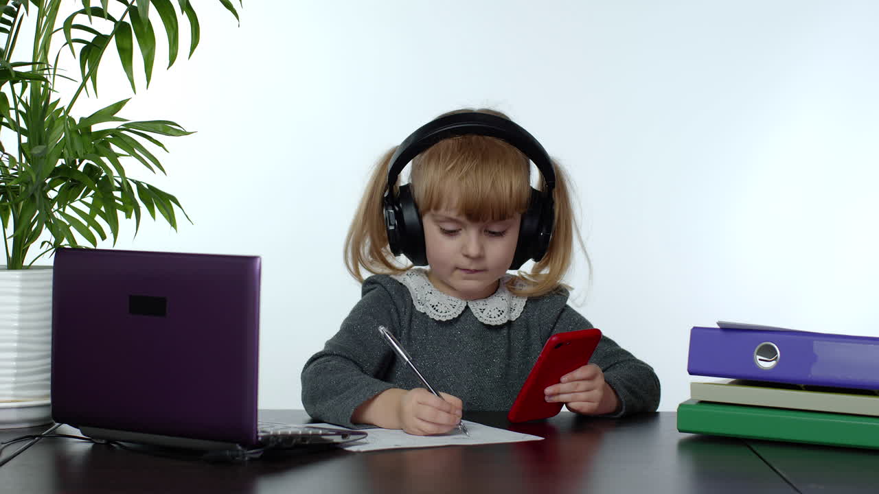 niña adolescente con auriculares inalámbricos llamando al maestro por teléfono móvil. educación a distancia
